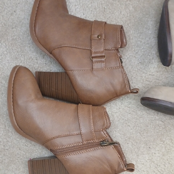 Stylish Tan and Cream Ankle Boots - Picture 7 of 8